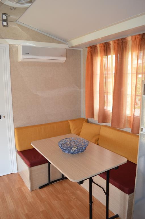 Camping Royal Pettenasco Habitación foto